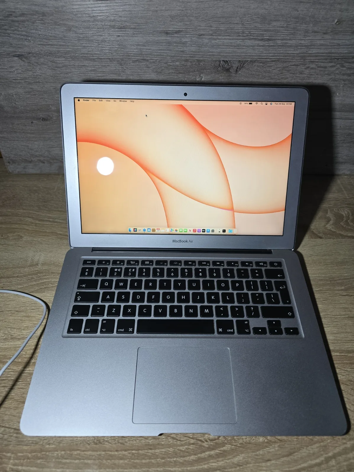 MacBook Air 13" 2017 – Intel Core i5 – 8GB RAM – 128GB SSD